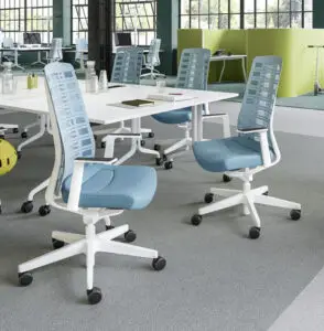 Modernes Büro mit hellblauen ergonomischen Stühlen, großen Fenstern und grünem Raumteiler.