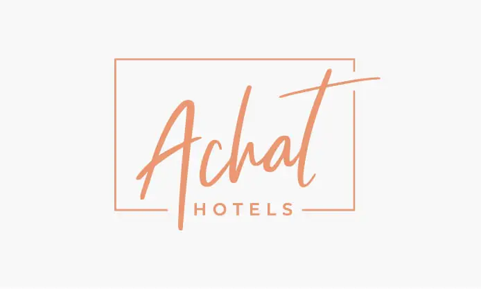 Logo mit oranger handschriftlicher Aufschrift "Achat Hotels", umrahmt von einem dünnen Rechteck auf weißem Hintergrund