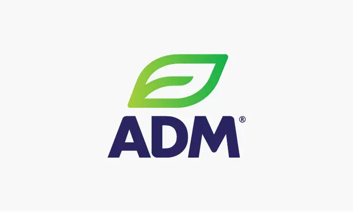 Logo mit "ADM" in dunkler Schrift und grünem Blatt auf weißem Hintergrund