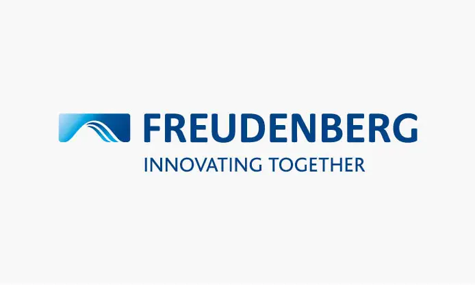 Freudenberg Logo mit stilisiertem blauen Symbol, Schriftzug "FREUDENBERG" und Slogan "INNOVATING TOGETHER"