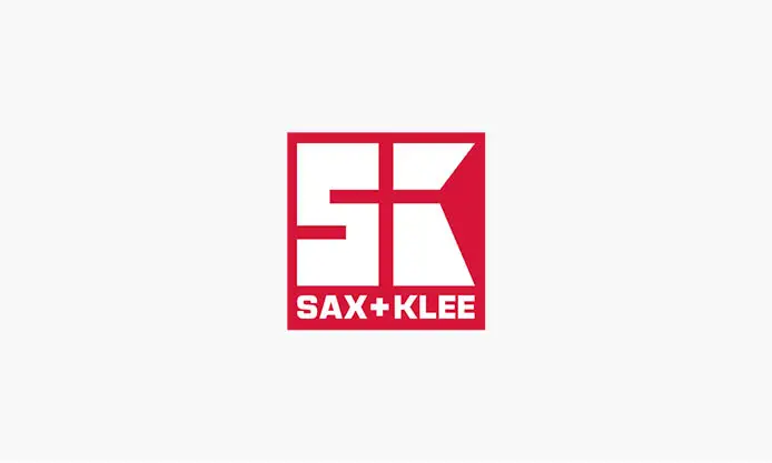 Rotes, quadratisches Logo mit "SK" und Text "SAX+KLEE" in modernem Design.